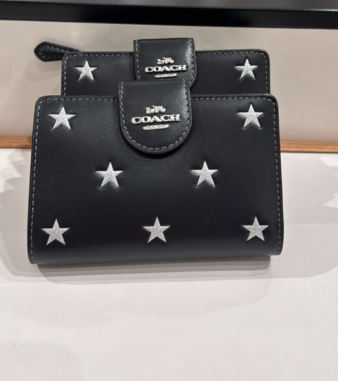 Cartera mediana con cremallera en las esquinas de Coach