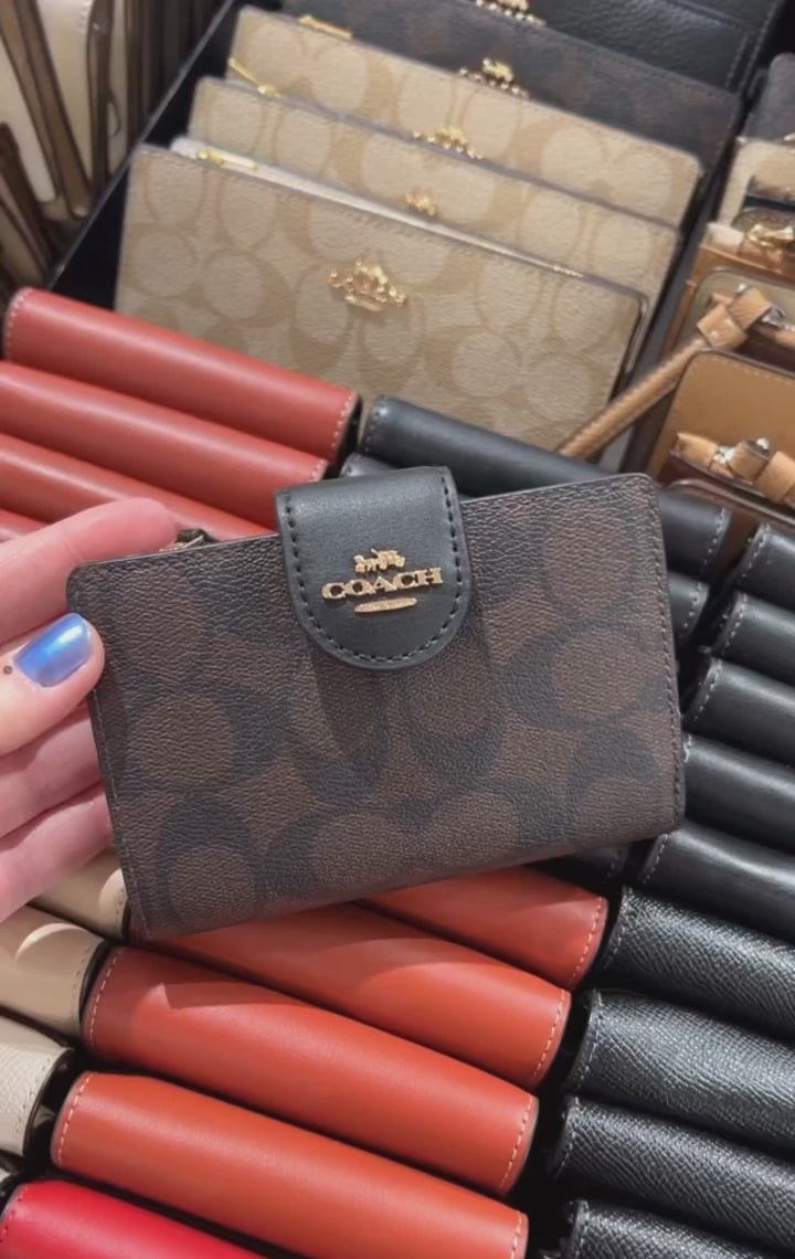 Cartera mediana con cremallera en las esquinas de Coach