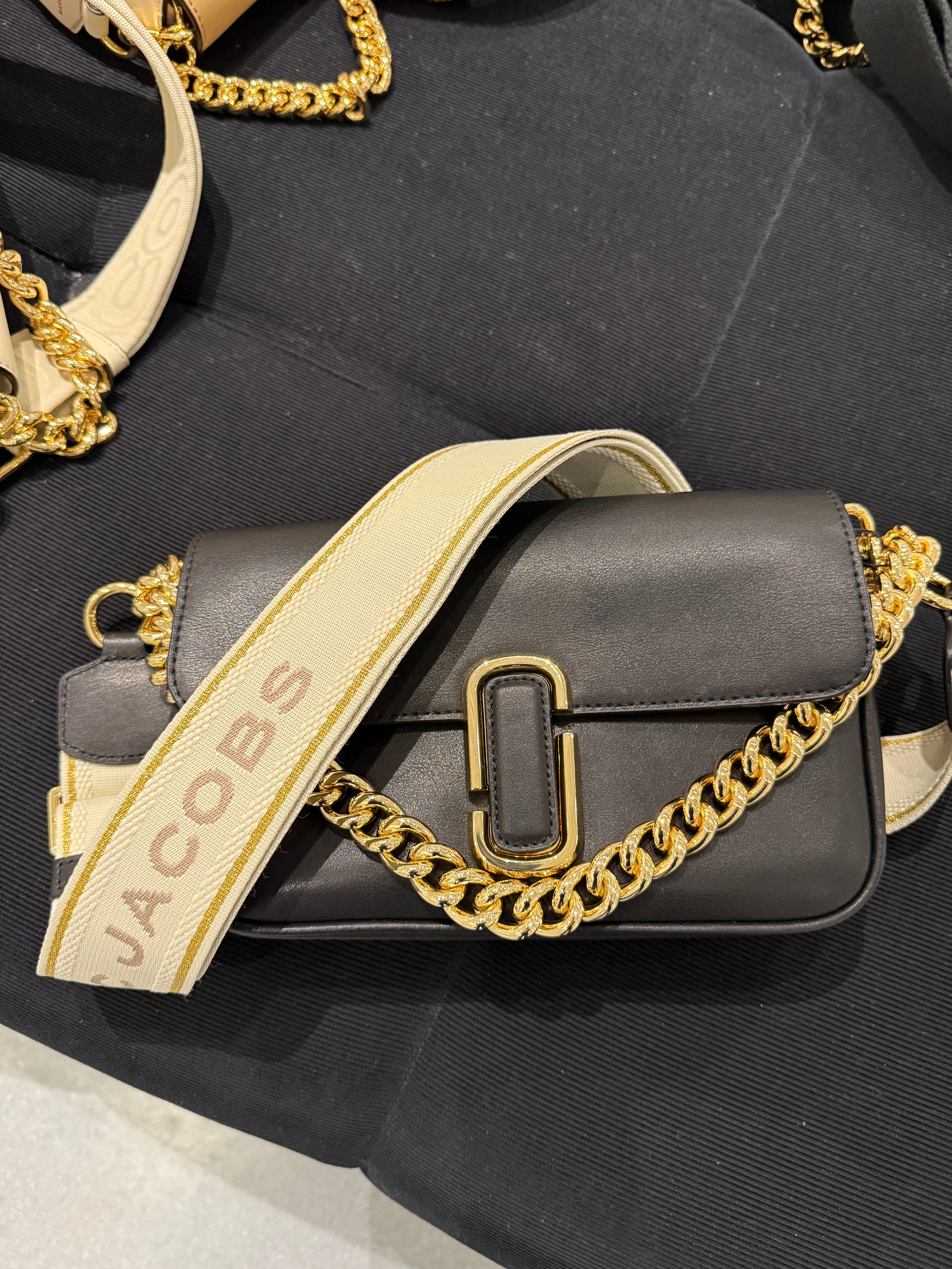 MARC JACOBS EL BOLSO DE HOMBRO J MARC 