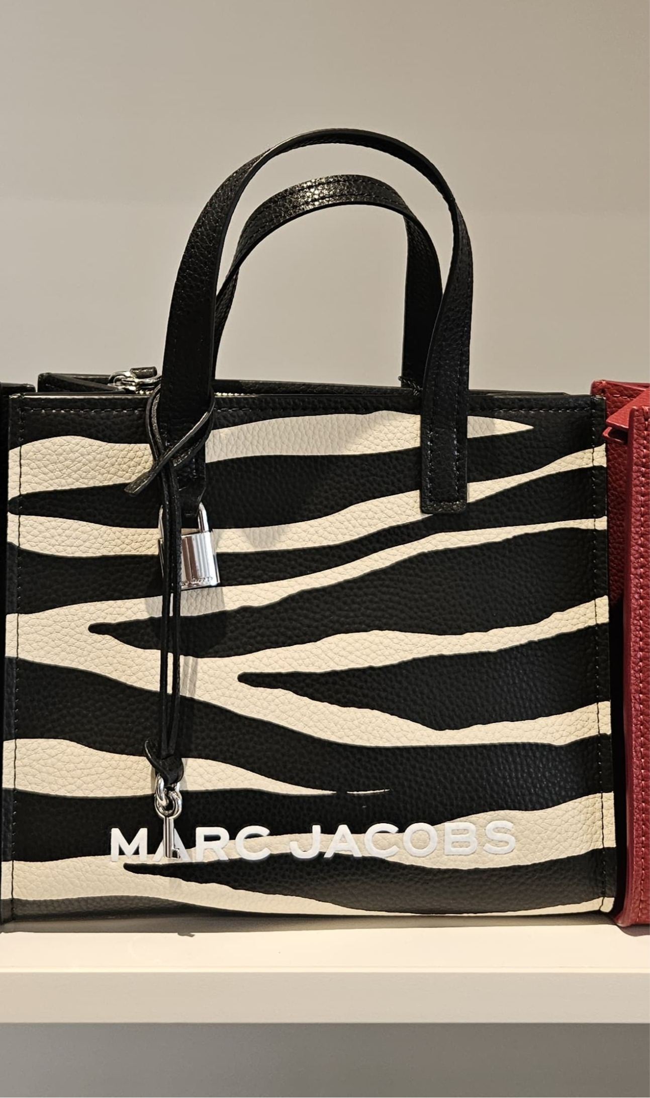 Marc Jacobs Mini Grind con logotipo