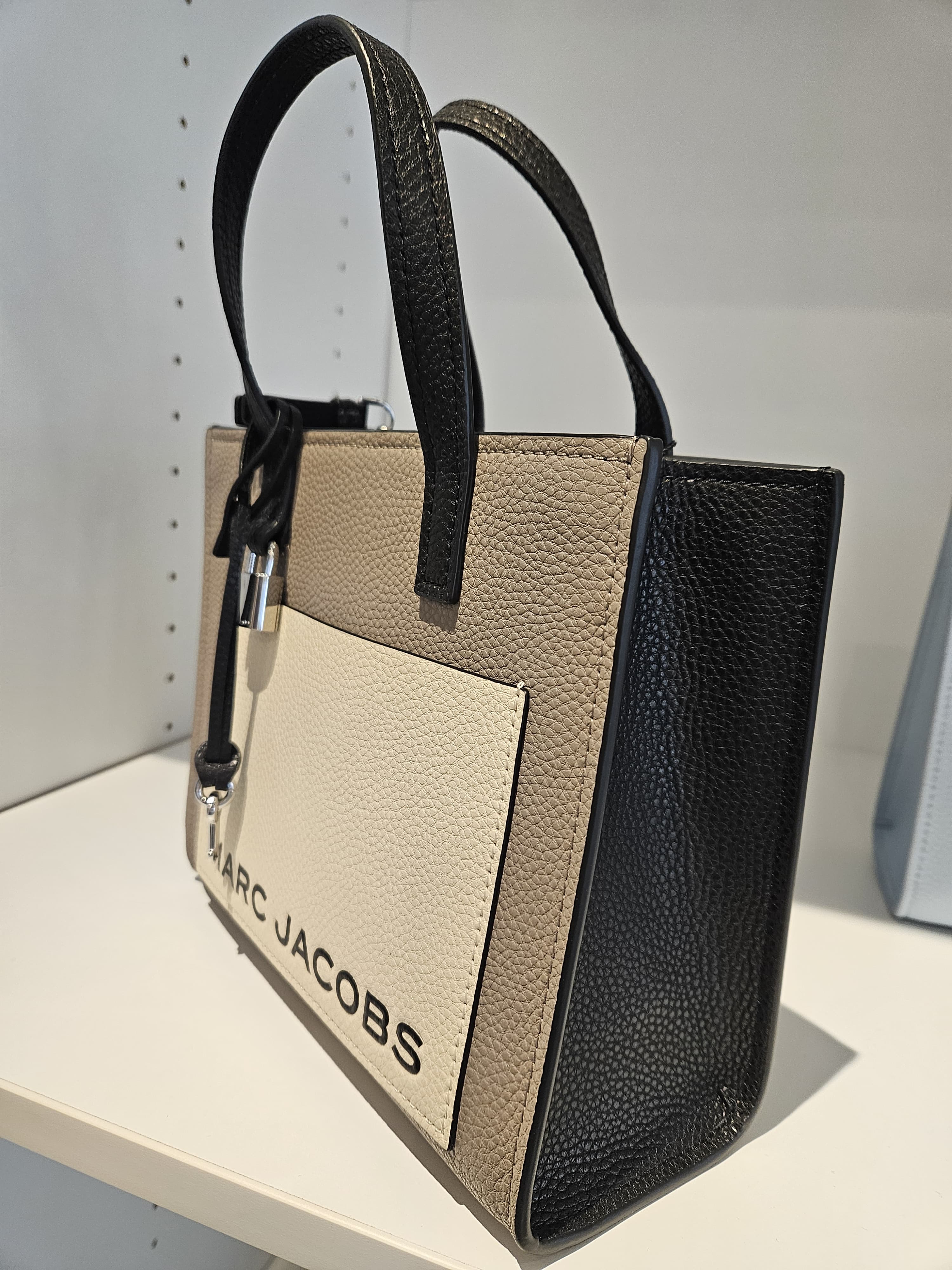 Marc Jacobs Mini Grind con logotipo