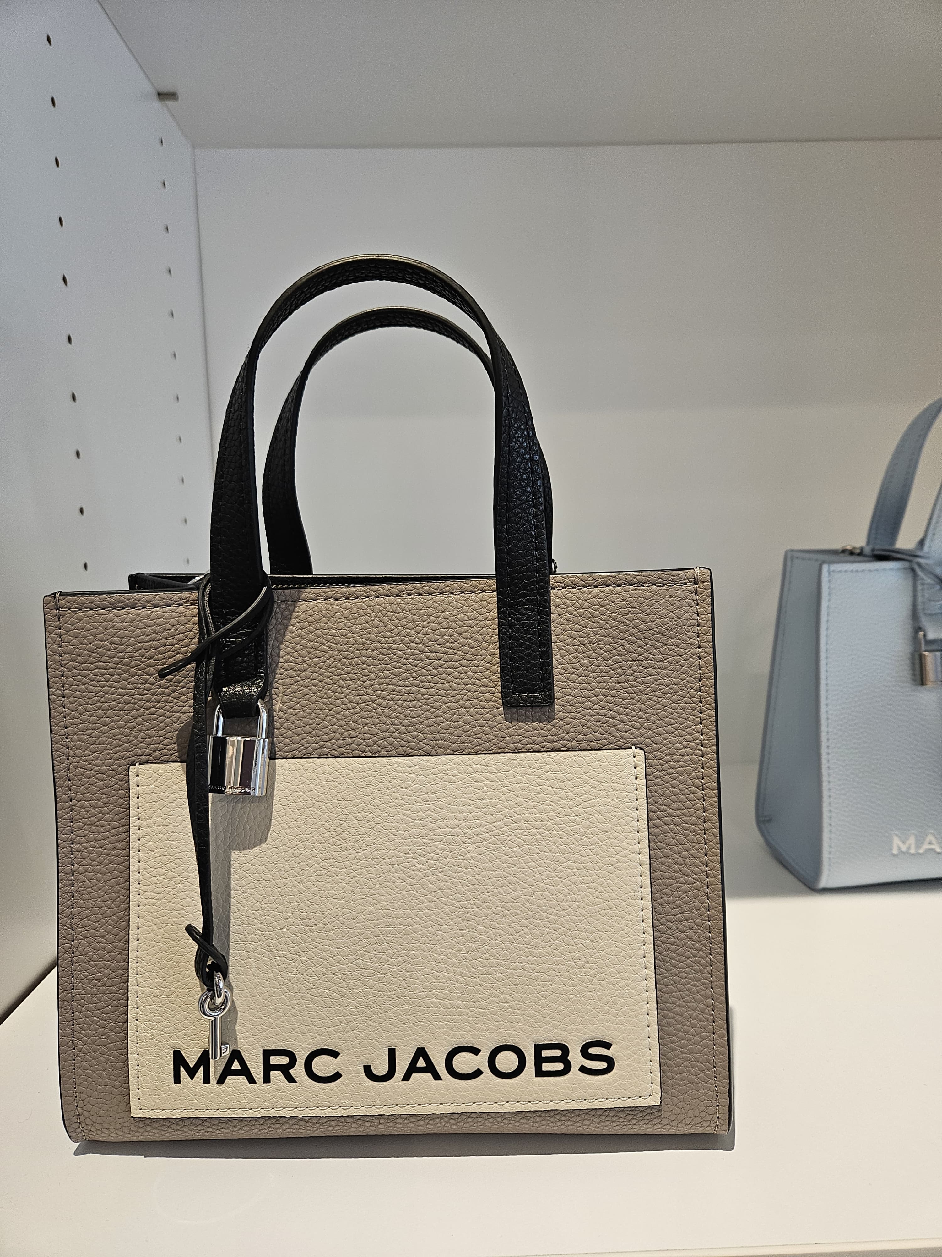 Marc Jacobs Mini Grind con logotipo