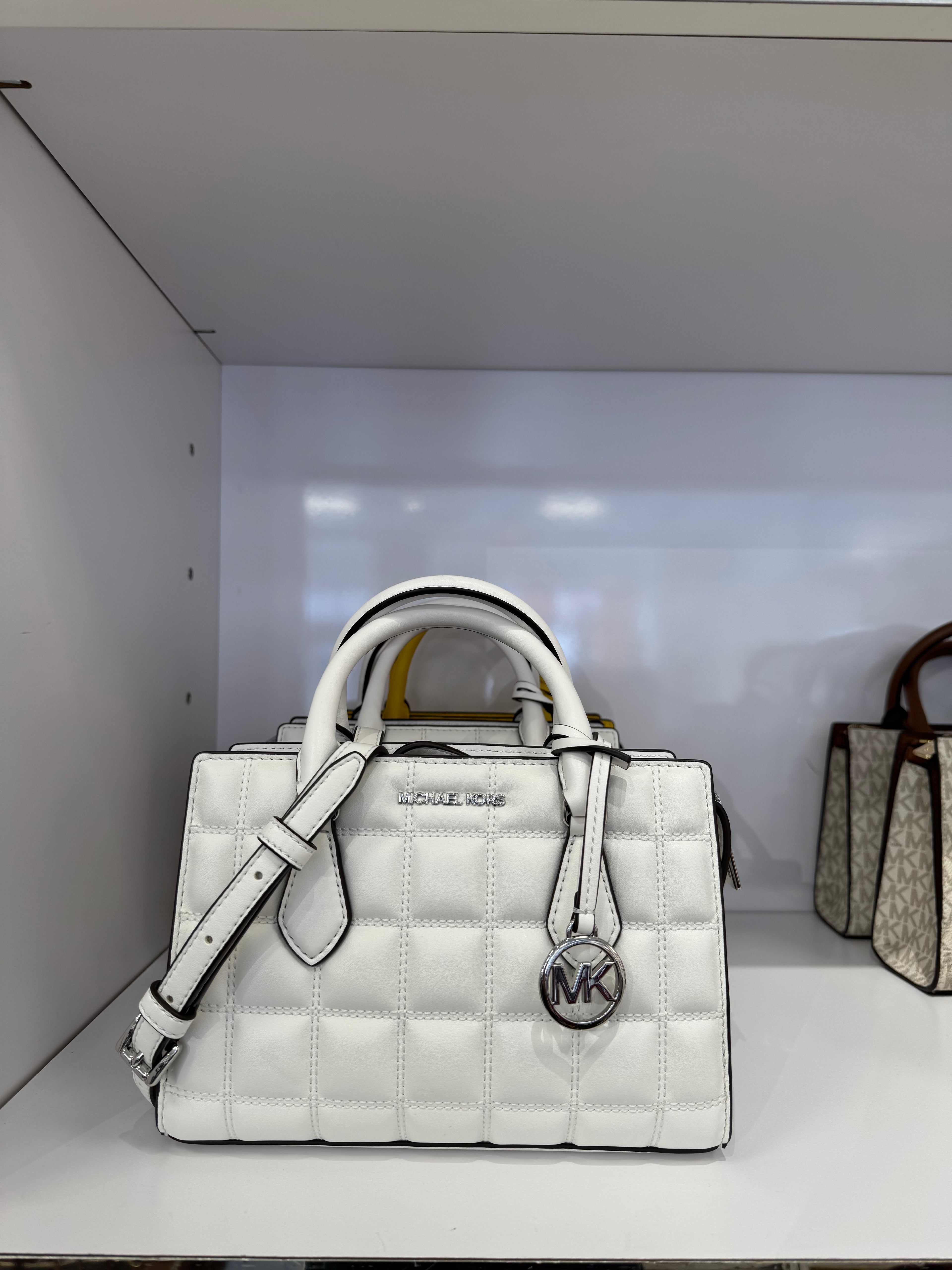 Michael Kors Sheila Kleine Umhängetasche aus Kunstleder