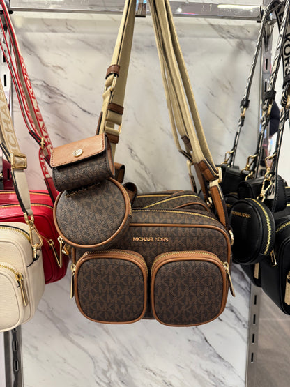 Bolso bandolera de dos bolsillos Jet Set de Michael Kors con Airpods
