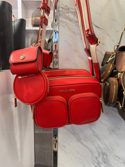 Bolso bandolera de dos bolsillos Jet Set de Michael Kors con Airpods