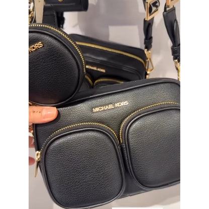 Bolso bandolera de dos bolsillos Jet Set de Michael Kors con Airpods