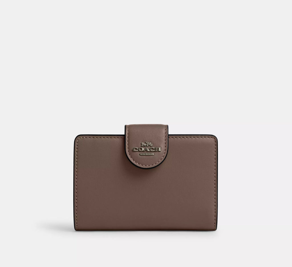 Cartera mediana con cremallera en las esquinas de Coach 