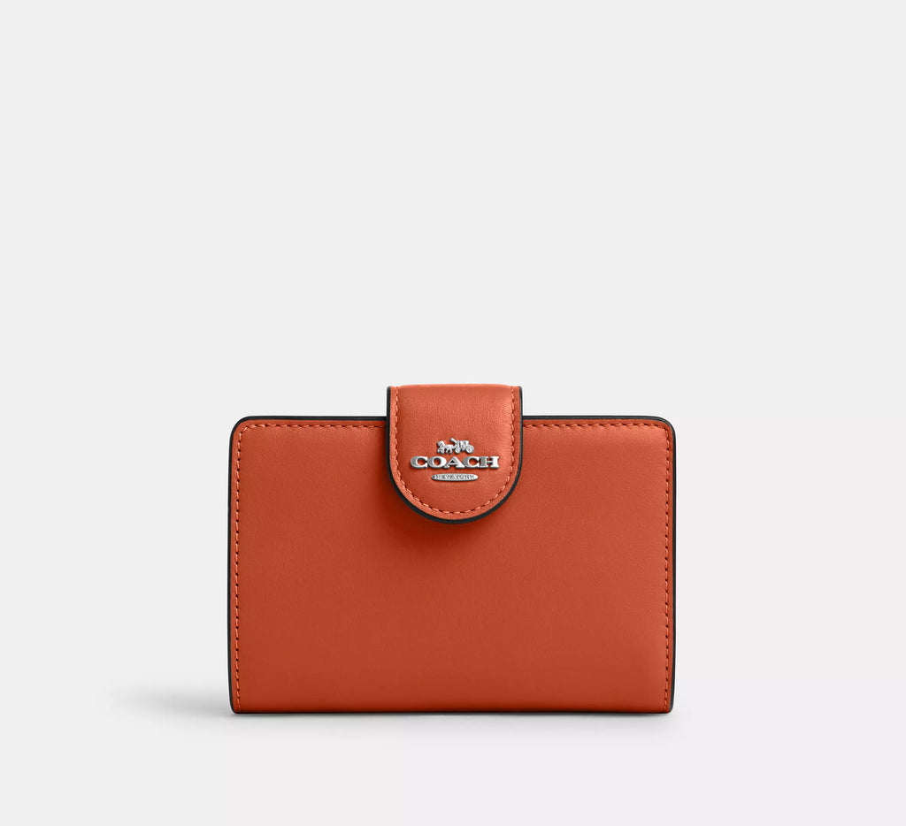 Cartera mediana con cremallera en las esquinas de Coach 