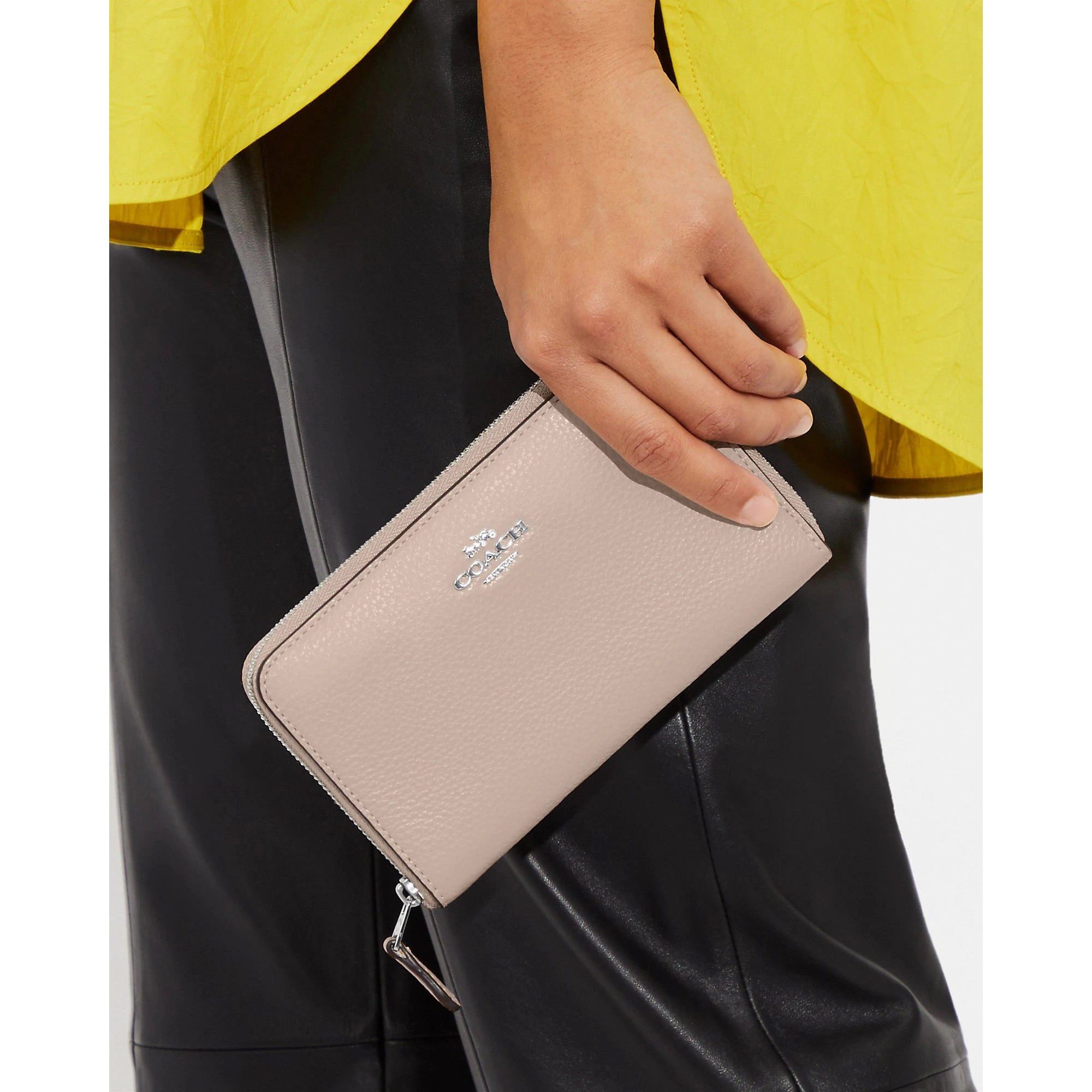 Cartera mediana con cremallera y portadocumentos Coach 