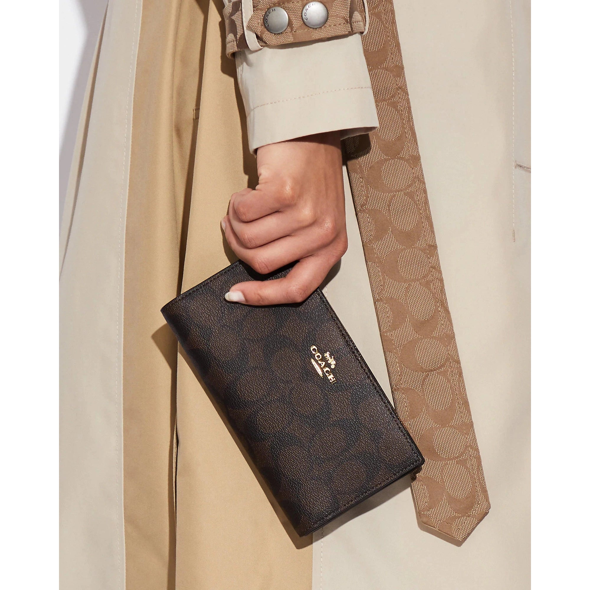 Cartera fina con cremallera de Coach en lona distintiva 